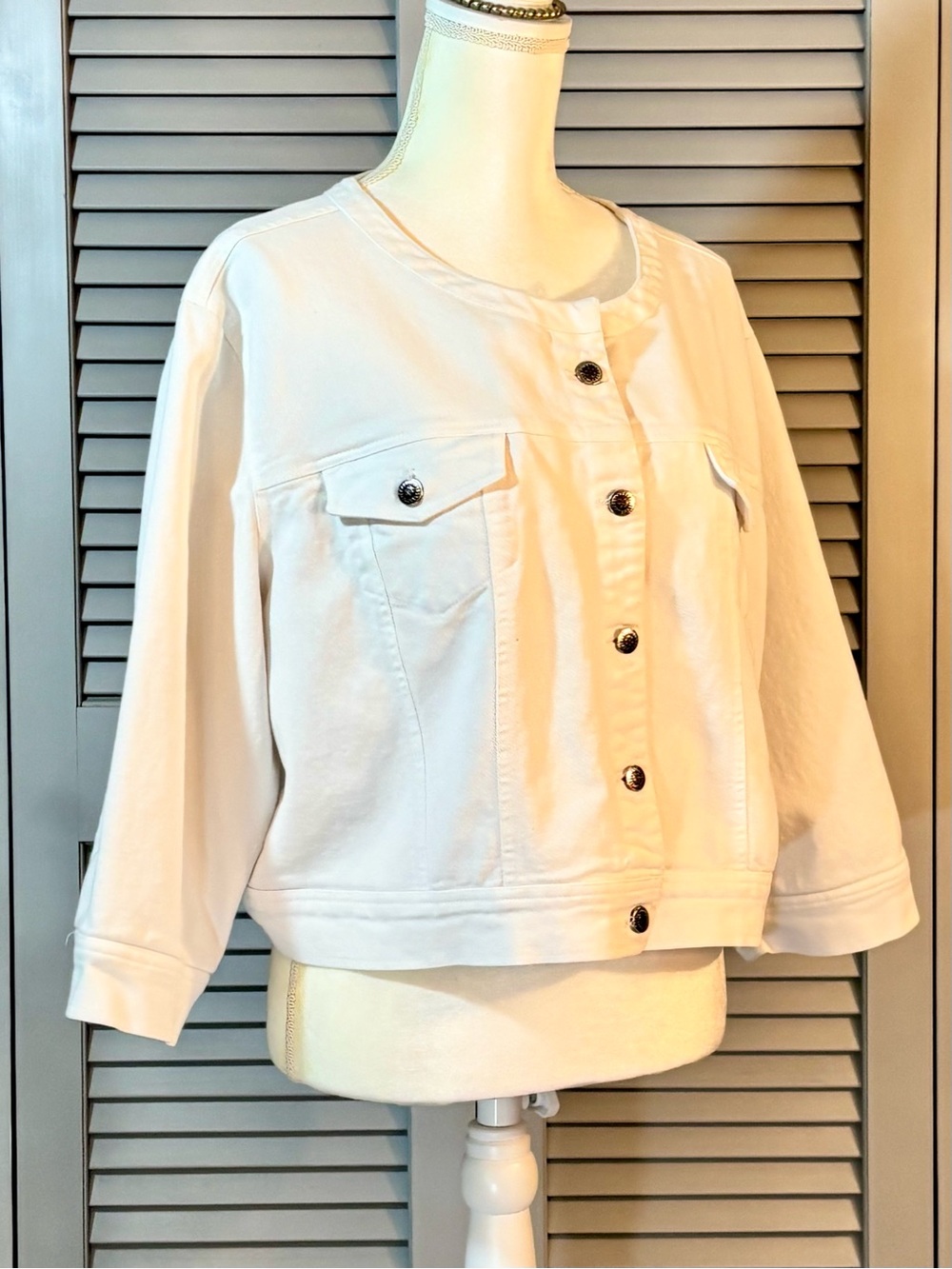 North style Women's White Cropped Button-Front Jean Jacket - Picture 4 of 14